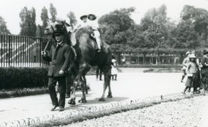Deux jeunes visiteurs chevauchant un chameau de Bactriane, conduit par un gardien, au Zoo de Londres, août 1922